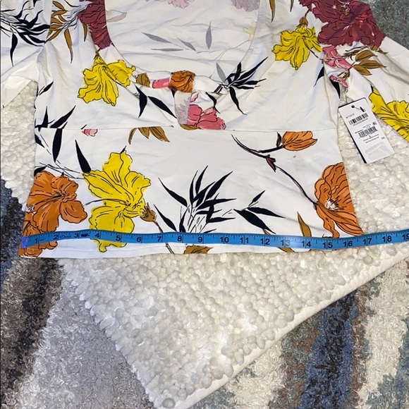 NWT Guess Etched Hibiscus Celina Top L - Picture 7 of 10